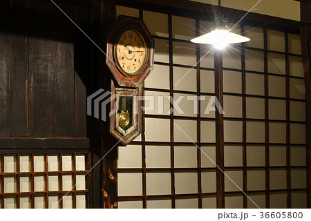 古民家の裸電球と古時計 36605800