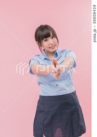 女性警官コスプレ　拳銃 36606439