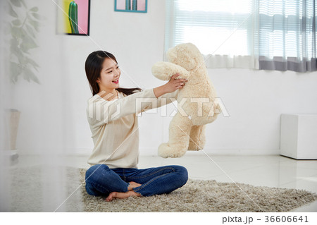 クマのぬいぐるみ 女性 女 36606641