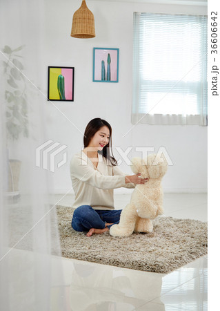 クマのぬいぐるみ 女性 女 36606642