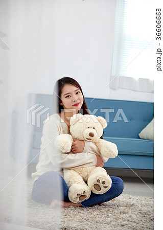 クマのぬいぐるみ 女性 女 36606663