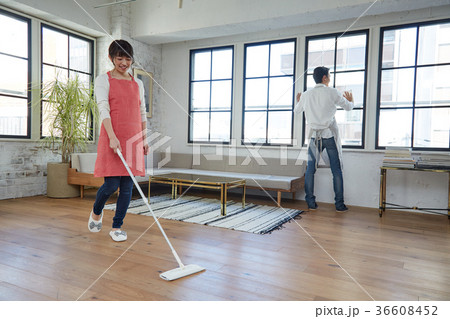 部屋の掃除をする男女 36608452