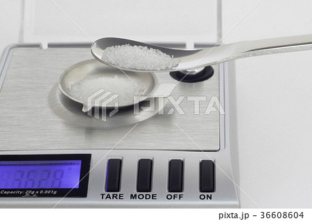 白い粉とスパチュラと電子はかり 36608604