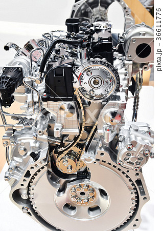モーターショーの自動車エンジン 36611776