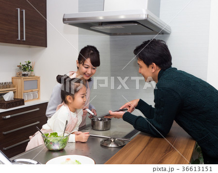料理をするママと子供とレシピを見せるパパ 料理をするママと子供とレシピを見せるパパ 36613151