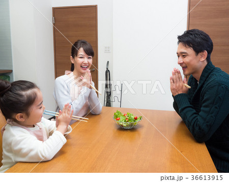 娘の初めての料理を楽しむ家族 娘の初めての料理を楽しむ家族 36613915