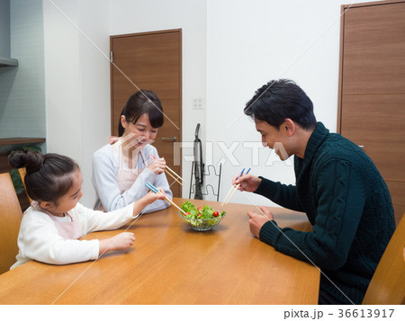 娘の初めての料理を楽しむ家族 娘の初めての料理を楽しむ家族 36613917
