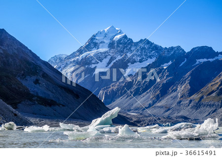 Hooker lake in Aoraki Mount Cook, New Zealand Hooker lake in Aoraki Mount Cook, New Zealand 36615491