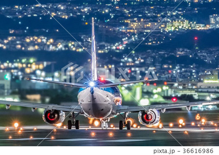 夜の離陸機１　伊丹空港千里川土手より　練炭ジェット 36616986