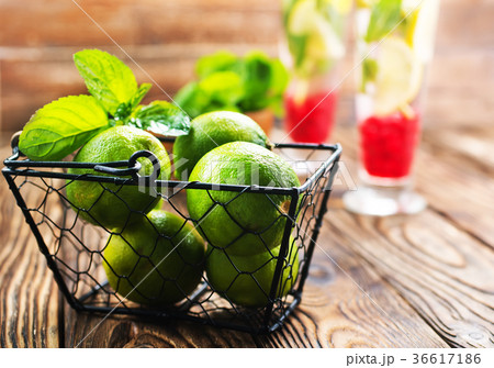 fresh drink and limes 36617186