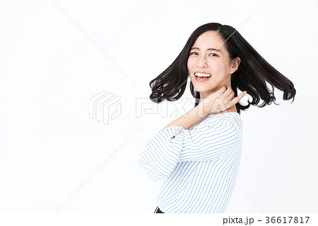 髪をなびかせる女性 白バックイメージの写真素材