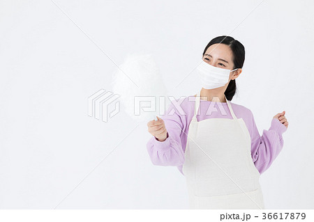 掃除をする女性　白バックイメージ 36617879