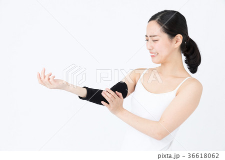 手を痛めた女性　白バックイメージ 36618062