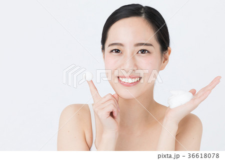 洗顔する女性　白バックイメージ 36618078