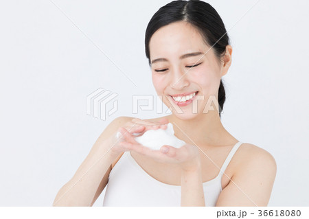 洗顔する女性　白バックイメージ 36618080