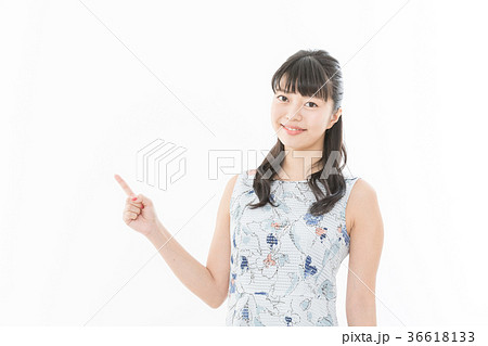 若い女性 指差し 若い女性 指差し 36618133