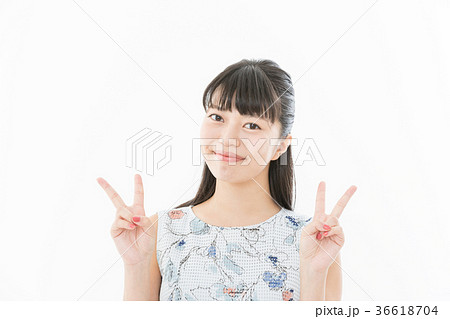 若い女性　ブイサイン　 36618704