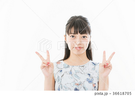 若い女性　ブイサイン　 36618705