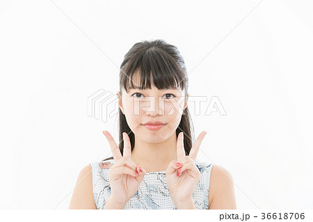 若い女性 ブイサイン 若い女性 ブイサイン 36618706