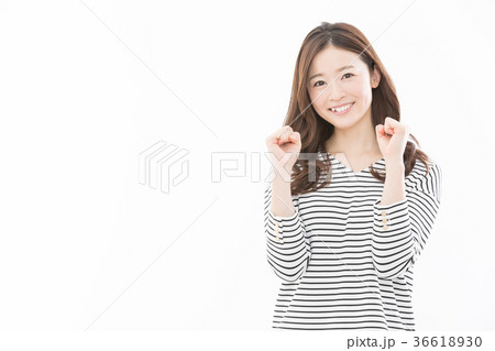 若い女性 ガッツポーズ の写真素材 若い女性 ガッツポーズ の写真素材