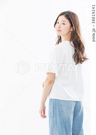 若い女性 振り返るの写真素材