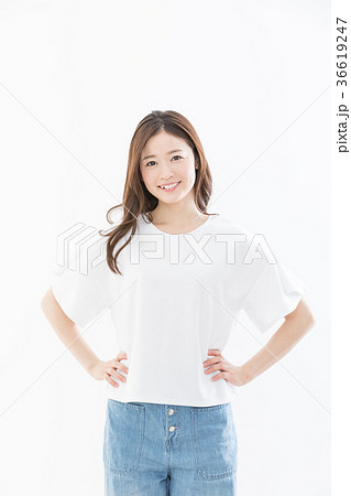 若い女性 ポーズ 腰 手の写真素材