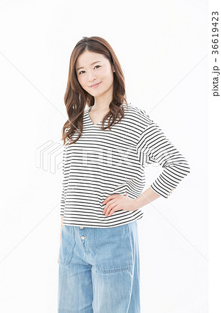 若い女性 ポーズ 腰 手 の写真素材