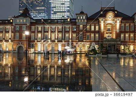 都市風景 雨の美しい東京駅の写真素材