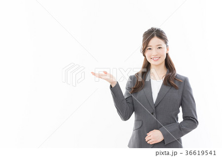 ビジネスウーマン　指差し 36619541