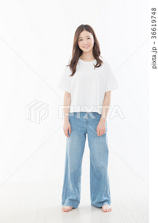 立つ