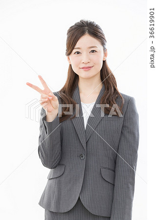 ビジネスウーマン ブイサイン ビジネスウーマン ブイサイン 36619901