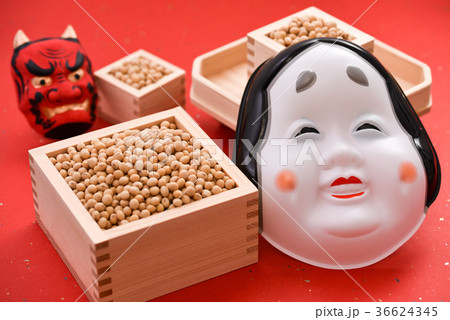 節分の豆まき 36624345