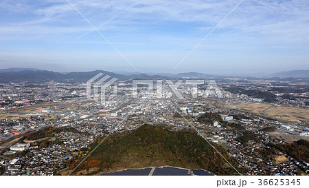 空撮　福岡県飯塚市（旧穂波町）の住友忠隈炭鉱（ボタ山） 36625345