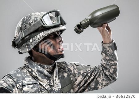 軍人 軍服 ヘルメット 36632870
