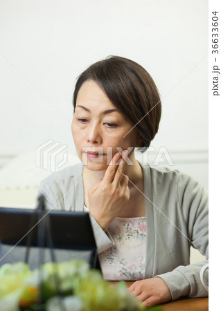 女性　化粧直し　確認 36633604