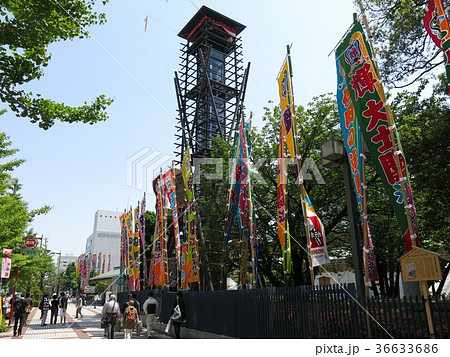 相撲櫓や幟旗がある両国国技館前の歩道 36633686