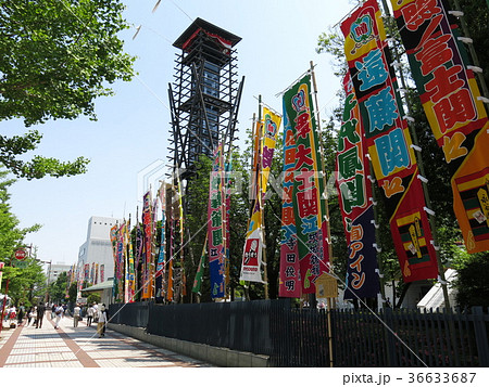 相撲櫓や幟旗がある両国国技館前の歩道の写真素材