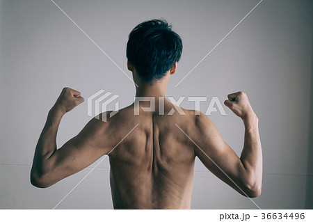 筋肉 若い日本人男性 肩甲骨 広背筋の写真素材