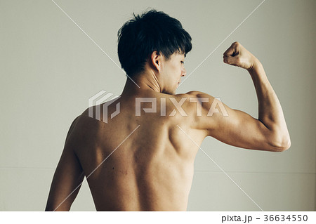 筋肉 若い日本人男性 上腕二頭筋 広背筋の写真素材