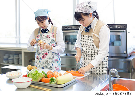 中学生 家庭科 調理実習の写真素材