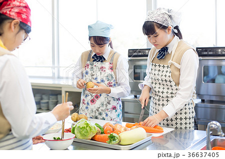 中学生　家庭科　調理実習 36637405