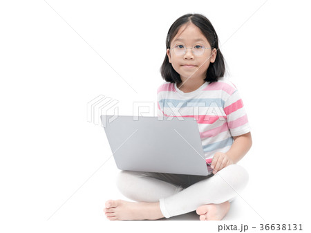 cute girl student using laptop to do homework 36638131