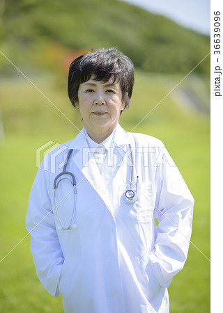 微笑む女医 微笑む女医 36639096