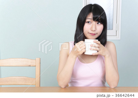リラックスする女性 リラックスする女性 36642644