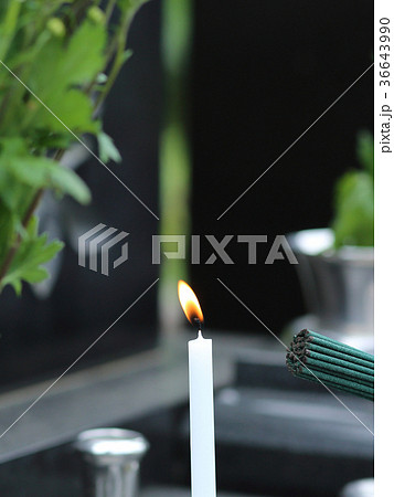 お墓参り 線香とロウソク イメージ 36643990
