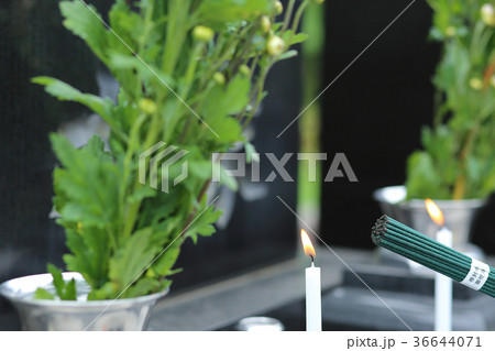 お墓参り 線香とロウソク イメージ 36644071