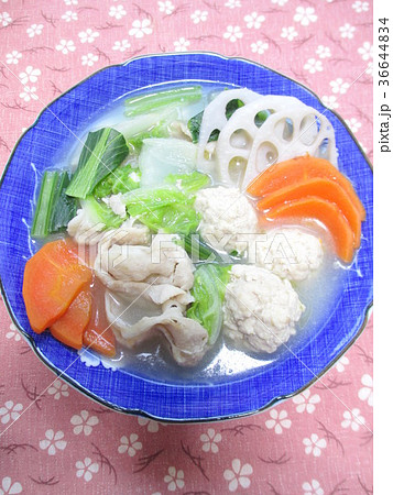 鶏団子と豚肉の白湯スープ 36644834