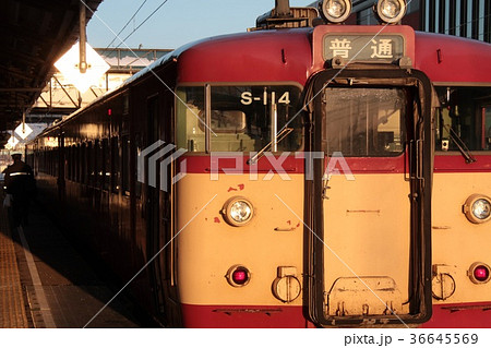 夕暮れと711系電車 36645569