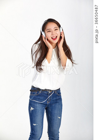 女性 音楽 楽しみ 36650487