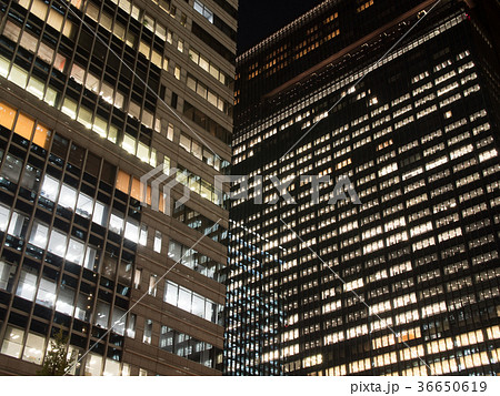夜のビルの窓の写真素材